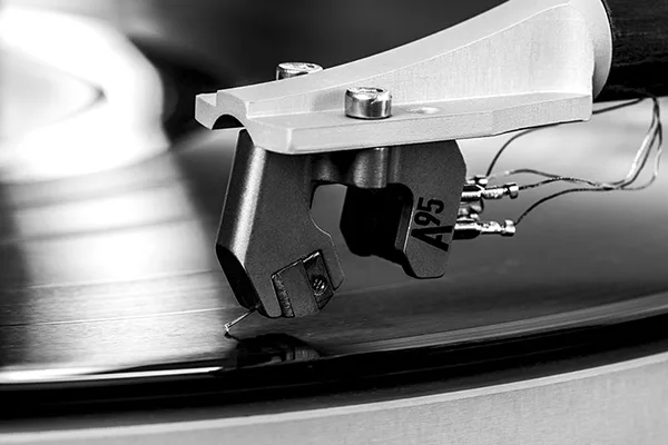 liner tracking plinth